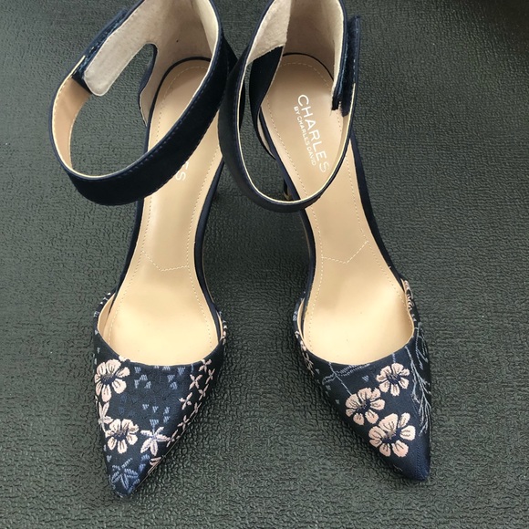 9M Navy Heels Embroidered Flowers Charles David - Picture 7 of 7